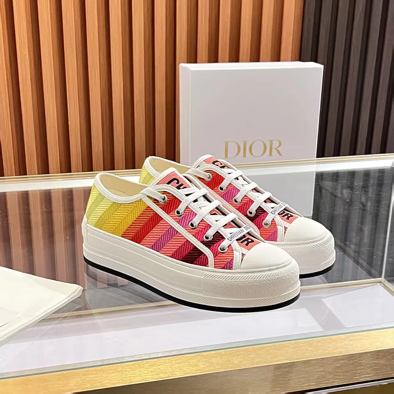 👟👟Ex-factory price 520👟👟 Walk‘n’Dior embroidered mid-top casual shoes are new in 2025. On the fashion stage, Dior embroidered shoes are the well-deserved protagonist. Delicate stitching is used on the upper, every stitch is devoted to the craftsman's efforts, and every thread is woven with artistic poetry. From complex floral patterns to smart geometric textures, embroidery is like the magic that gives shoes life, allowing them to show dynamic beauty even in static conditions.   Wearing Dior embroidered shoes feels like stepping into a dream world full of art. It is not only a pair of shoes, but also a walking piece of art that perfectly integrates fashion and culture. Whether you are strolling on the bustling city streets or attending important social occasions, Dior embroidered shoes can add unique charm to your style and become the focus of everyone's attention.   Choosing Dior embroidered shoes means choosing a persistent pursuit of quality and a unique understanding of fashion. Let it accompany you through every wonderful moment and leave your own fashion mark.  Material: Sheepskin lining, feet, silk cowhide, size 35-41, heel height 5cm
